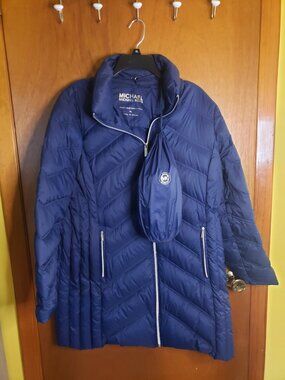 Michael Kors packable down puffer jacket with zipper hood (seen in bag) Size XL